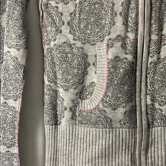 ❄️ Pink & Grey Snowflake Zip-Up Sweater - Picture 4 of 7